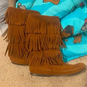 Perfect condition! Minnetonka 3 layer fringe boots. LIKE NEW!! Worn 1 time only!